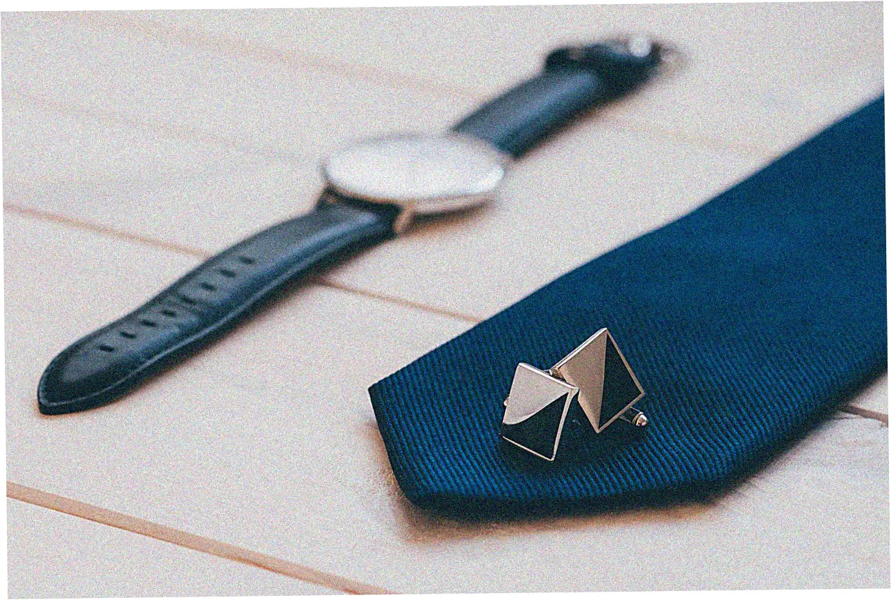 Let's compare pre-owned and new Rolex prices