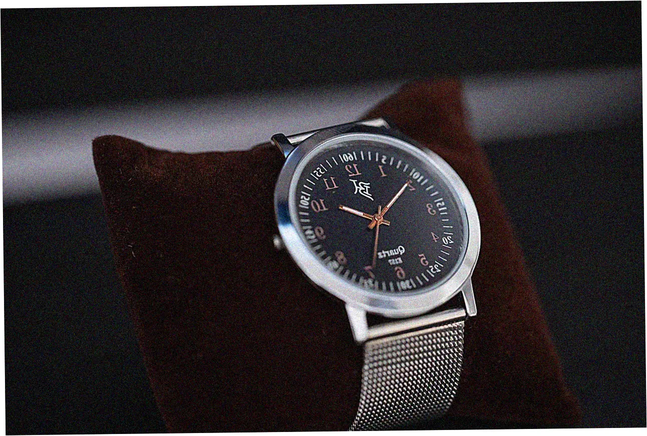 Let's compare pre-owned and new Rolex prices